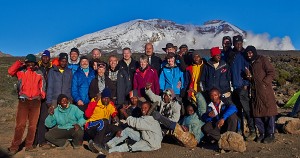 Team im Shiva II Camp vor frisch verschneitem Kilimandscharo.