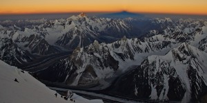 Sonnenaufgang und Gruppe während des Aufstieges zum Sattel (7850m).