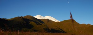 Elbrus vom Norden: links der Ost- und rechts der Westgipfel.