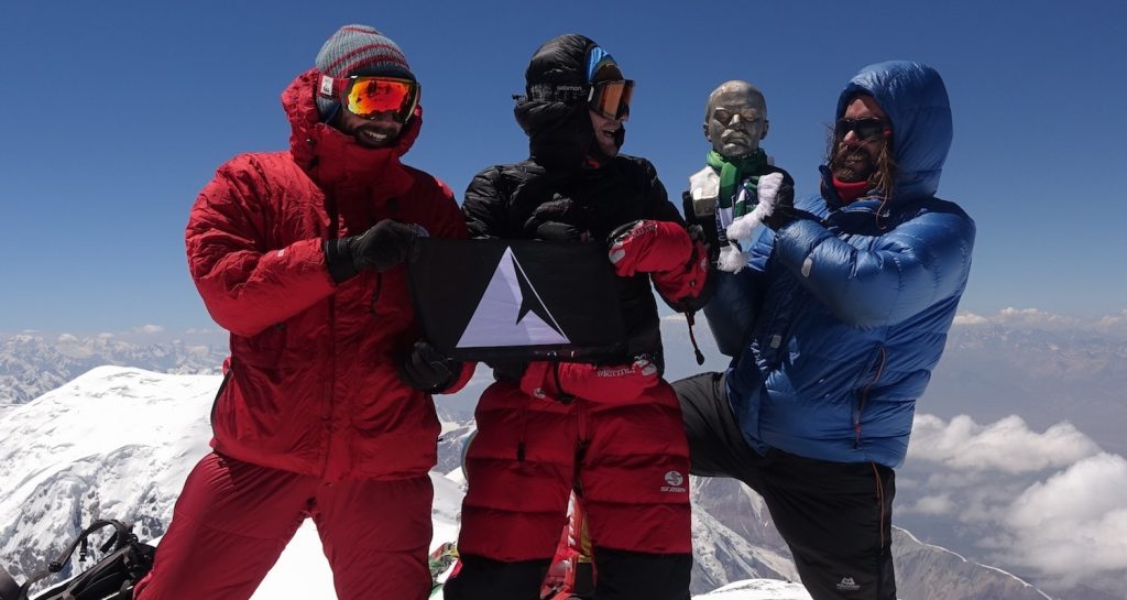 Pik-Lenin-Summit: Teilnehmer mit dem Kopf des Lenin, 2017 SummitClimb.