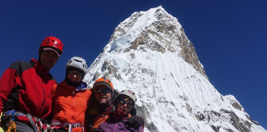 Ama Dablam: Bergsteiger vor der Ama Dablam nach dem Gipfelerfolg