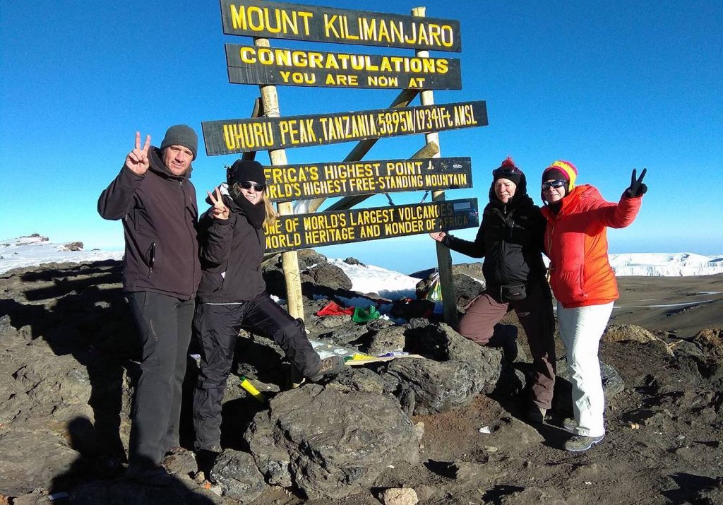 Vier Teilnehmer des SummitClimb Team auf dem Kilimandscharo Gipfel - 3. Feb. 2018