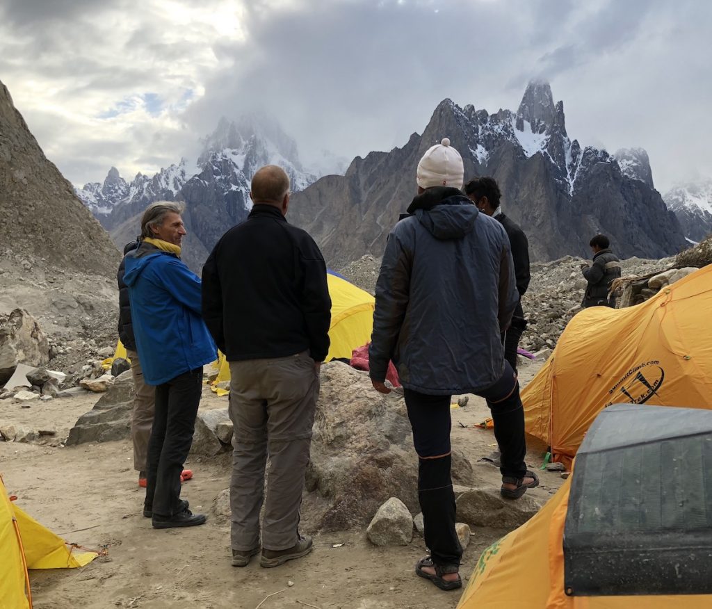 Paiju und Uli Biaho ragen in die Wolken, Baltoro Gletscher, Pakistan.