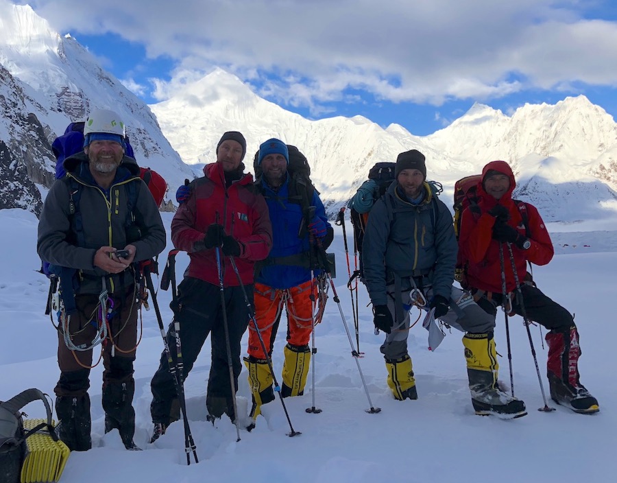 Bereit zum Aufstieg am Gasherbrum II - Team DE und unserer starke Boris.