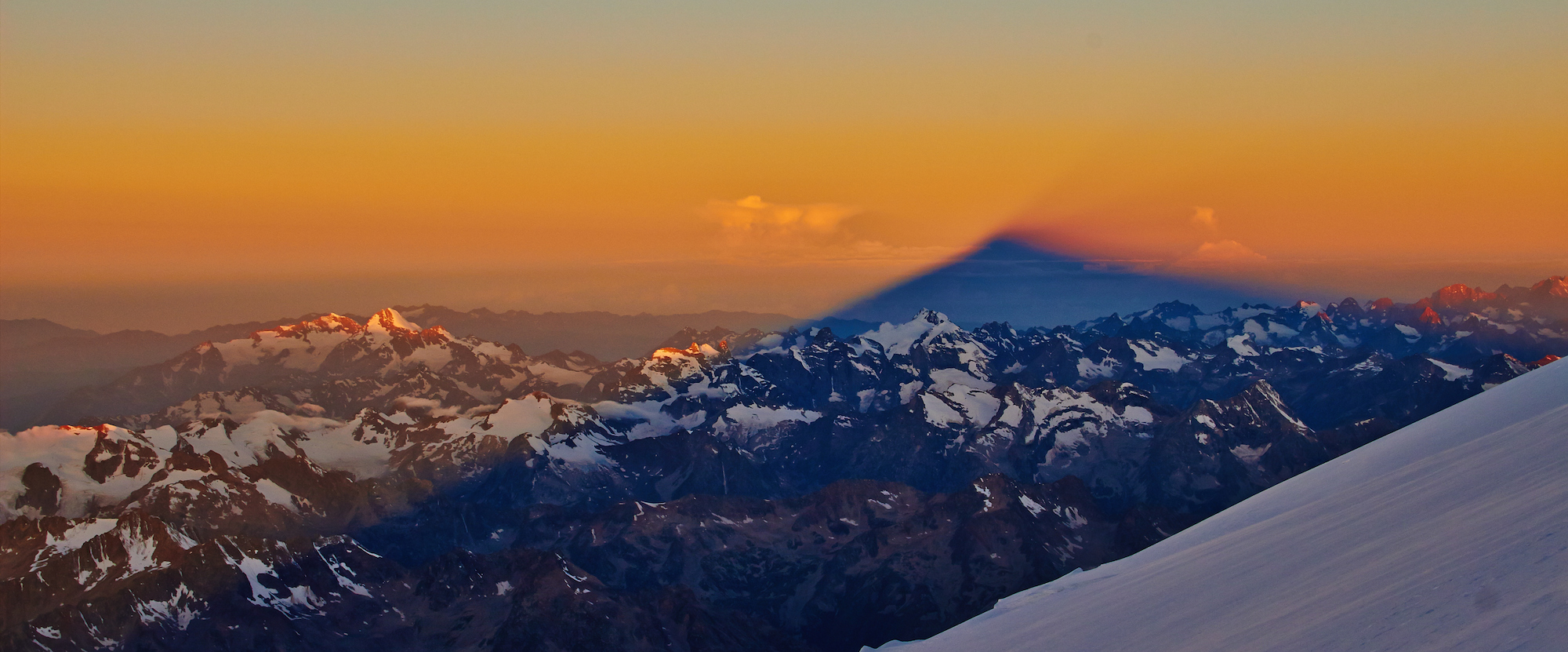 Elbrus Sonnenaufgang bei der Besteigung. Schatten des Elbrus über den Kaukasus.