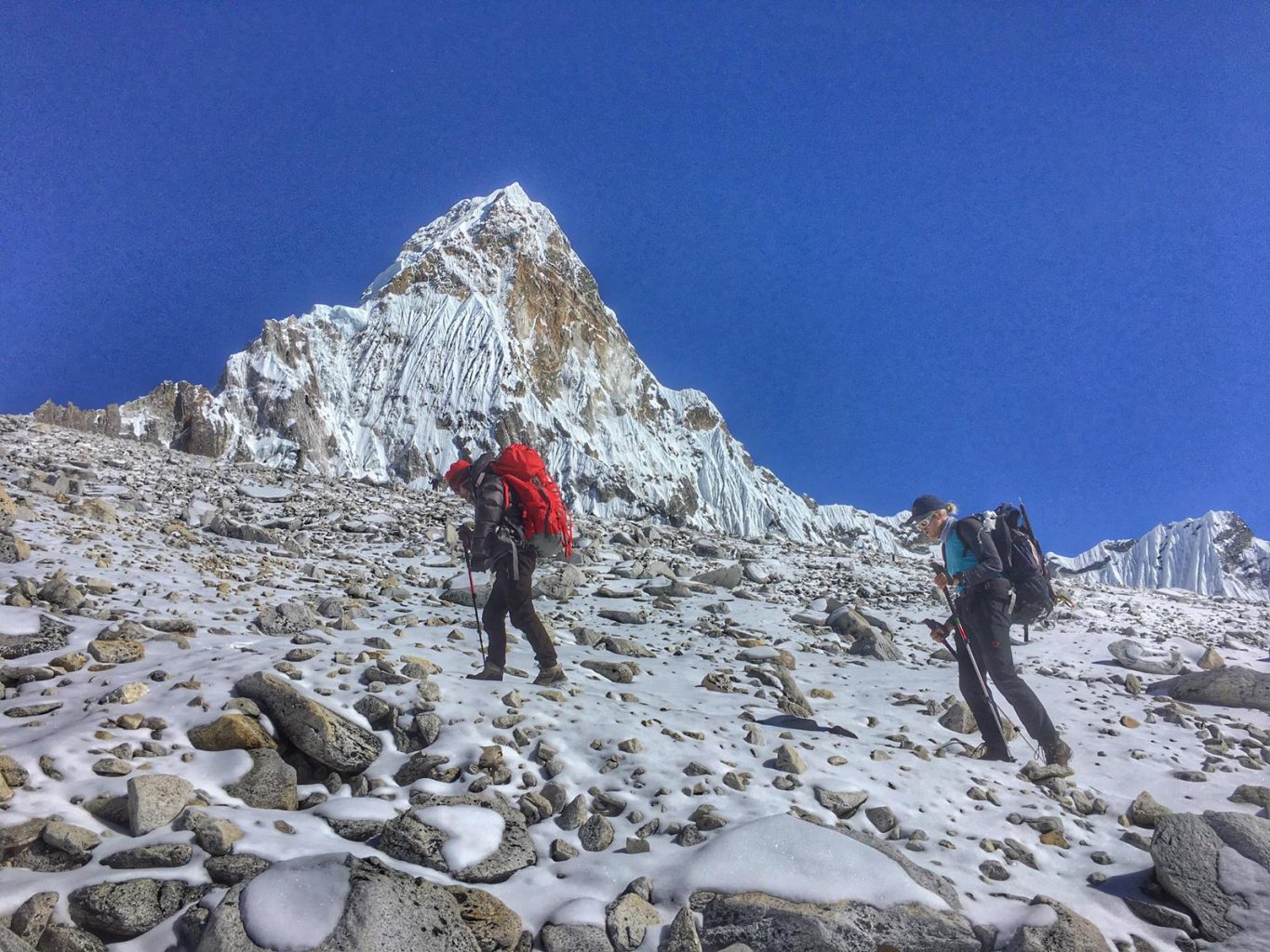 Ama Dablam, zwei Bergsteiger auf dem Weg zum Camp 1