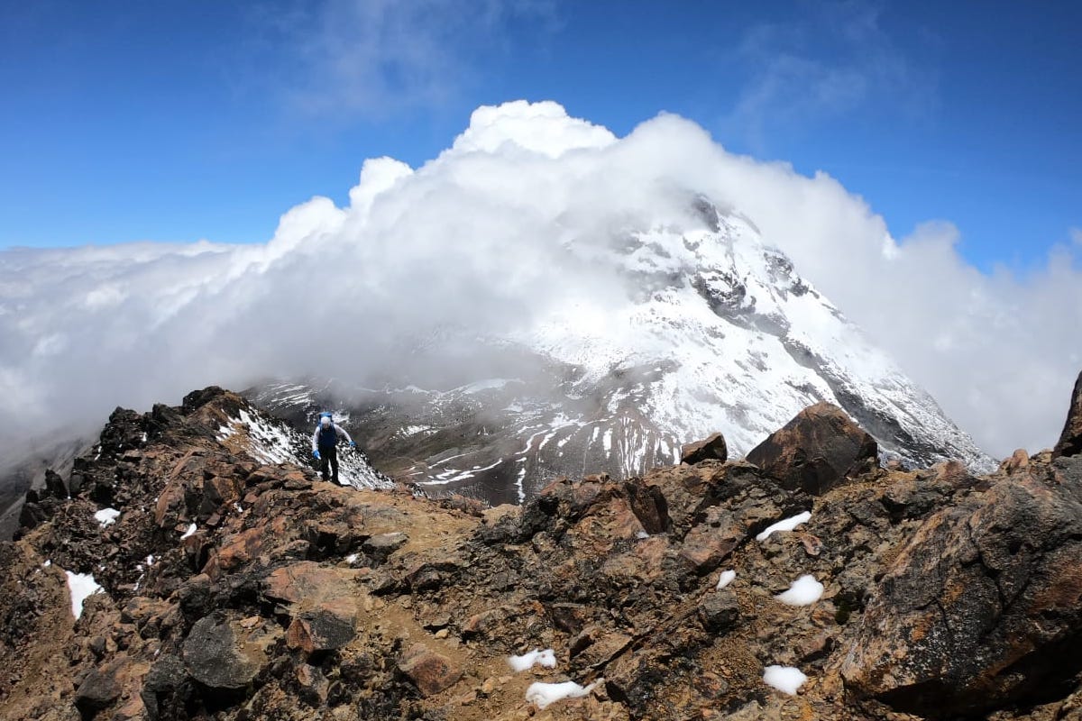 Ecuador Illiniza Besteiger - Illiniza Sud im Hintergrund, Berge, Himmel, Wolken