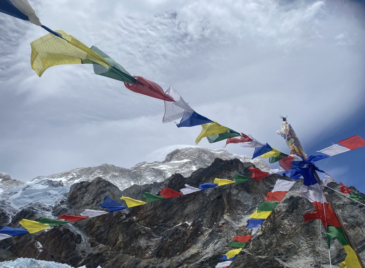 Makalu, Gebetsfahnen und Wolken