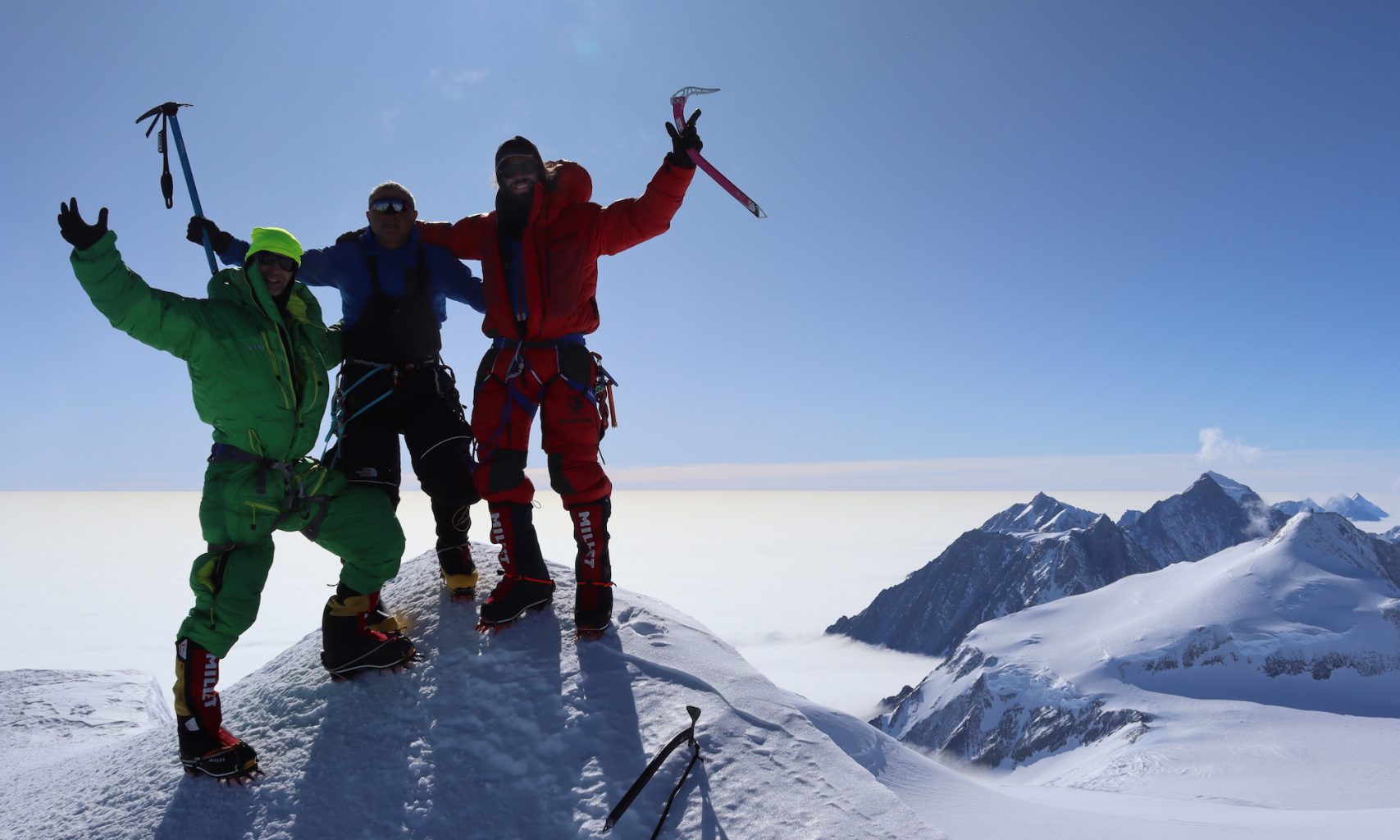 Summit of Mount Vinson, Antarktika. Guests with guide Felix Berg