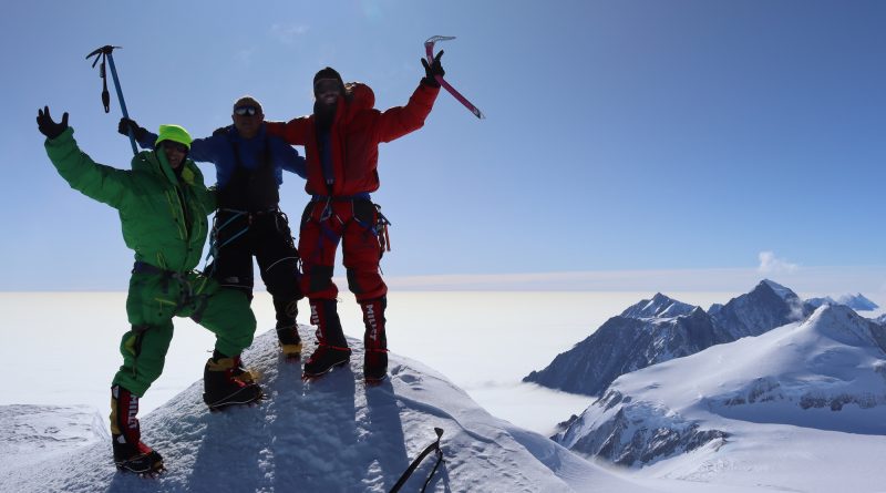Summit of Mount Vinson, Antarktika. Guests with guide Felix Berg