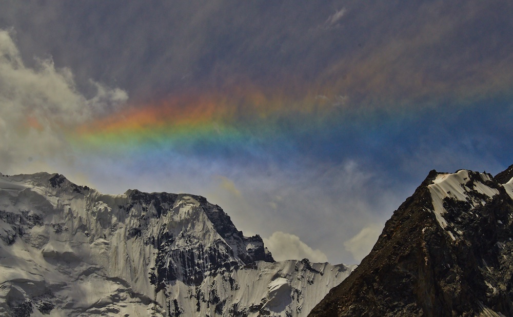 Pamir-Felix-Berg: Regenbogen zur Mittagsstunde                          