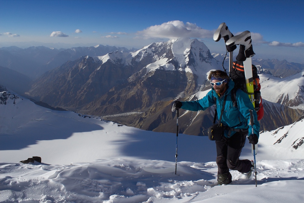 Pamir-Felix-Berg: Cala mit Ski                              