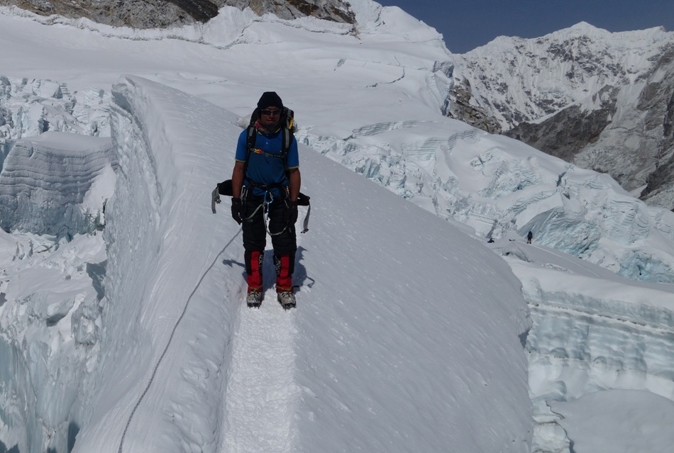 05 Sange Sherpa descending into the icefall. Franz Ruehrlinger Photo 