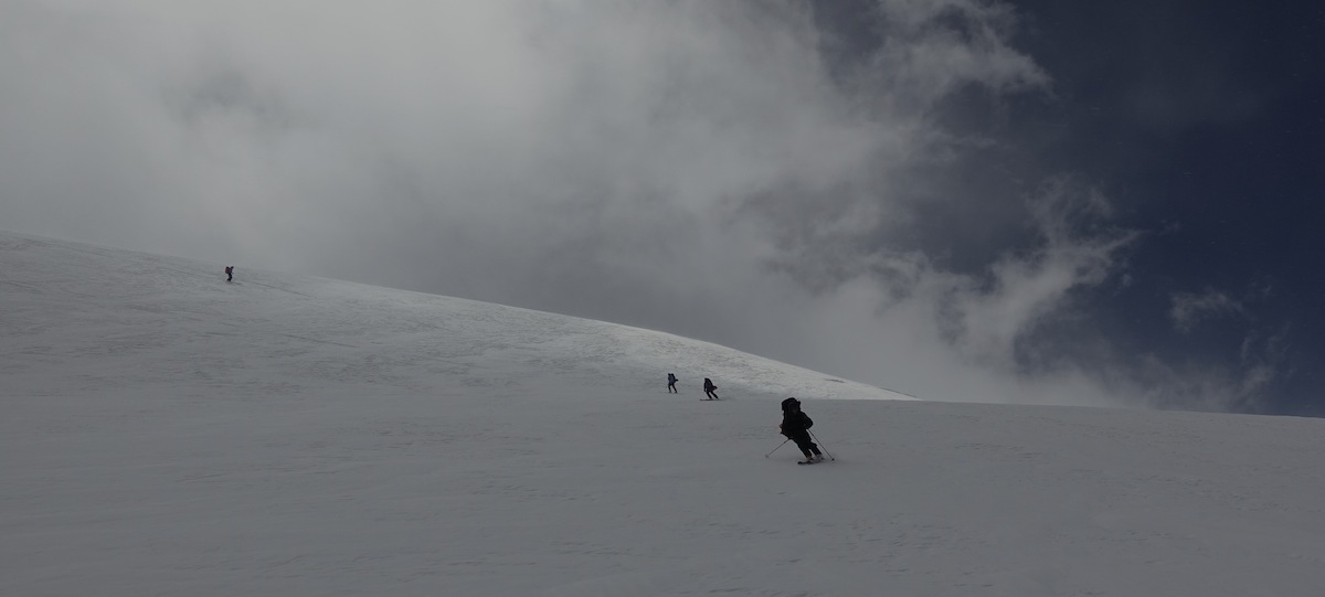 SummitClimb.ch-28-Abfahrt-Wind-Wolken