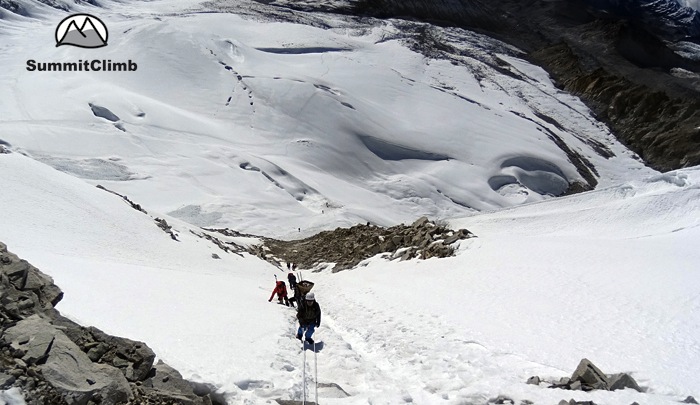 Summit-Baruntse-Sherpas-fixed-rope-all-the-way-to-top