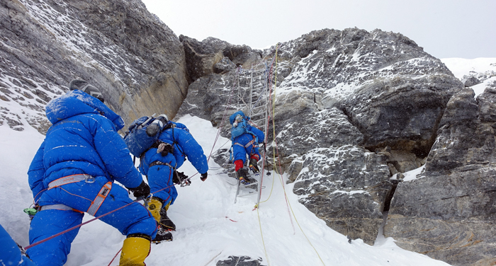Everest-Nord-Climbers-are-at-the-Famous-second-step (c) Hubert Klaus