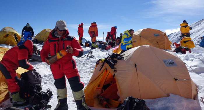 Everest-Nord-Tenji-Sherpa-checking-oxygen-bottles-at-Northcol (c) Hubert Klaus