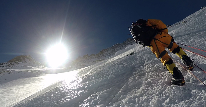 Everest-Sud-Climbing-up-to-Camp-3-in-fix-rope