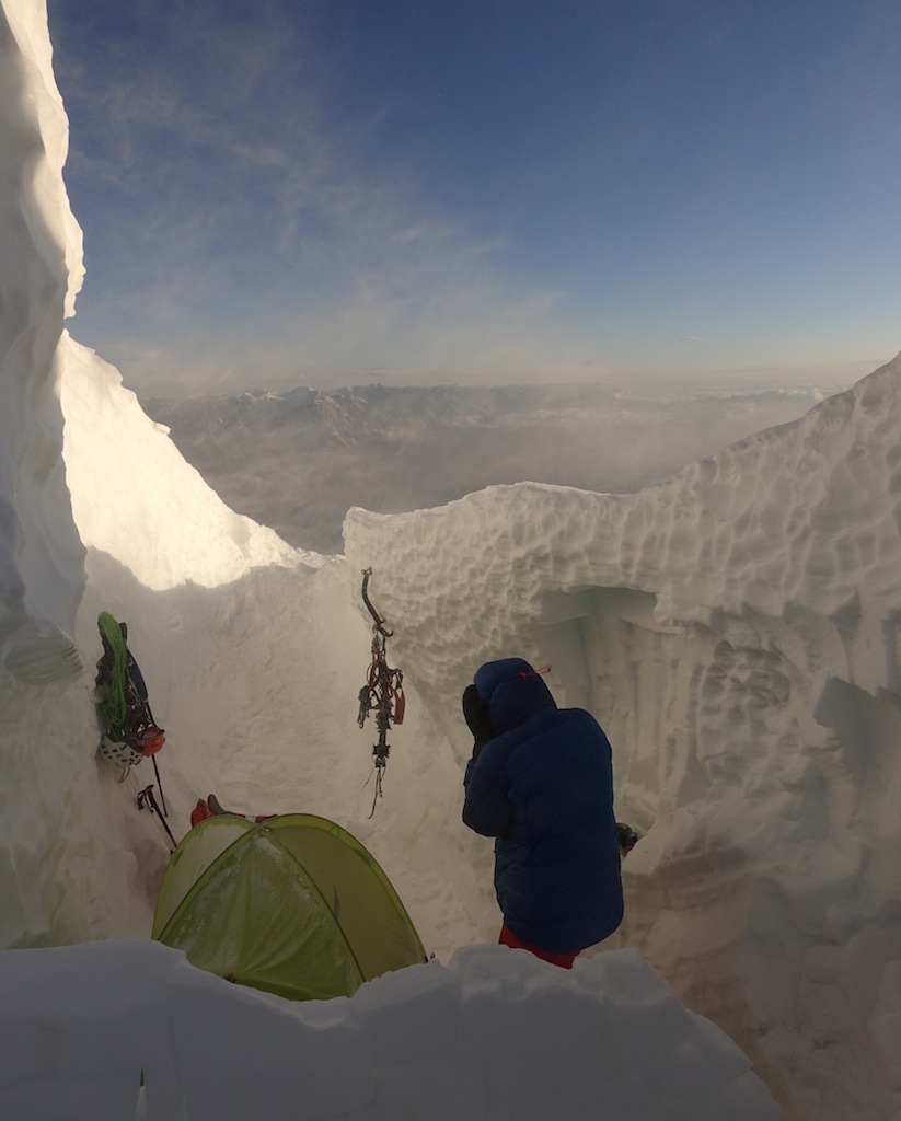 Sturm-Camp auf 6200m, Louis in der Spalte