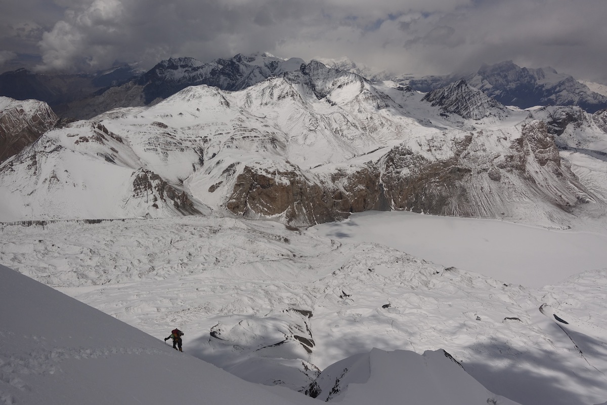 Tilicho-Besteigung:Adam folgt durch tiefen Schnee