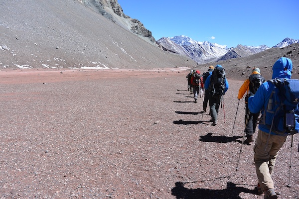 Approach to Plaza de Mulas - Photo Diamon Pon SummitClimb.de