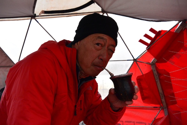 Diamon Pon trying argentine mate tea for the first time - Photo Matthias Muller SummitClimb.de